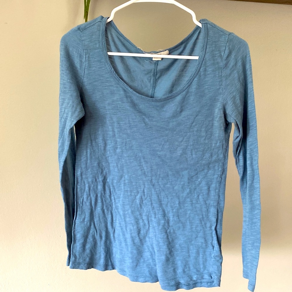Light long sleeve shirt. Blue.